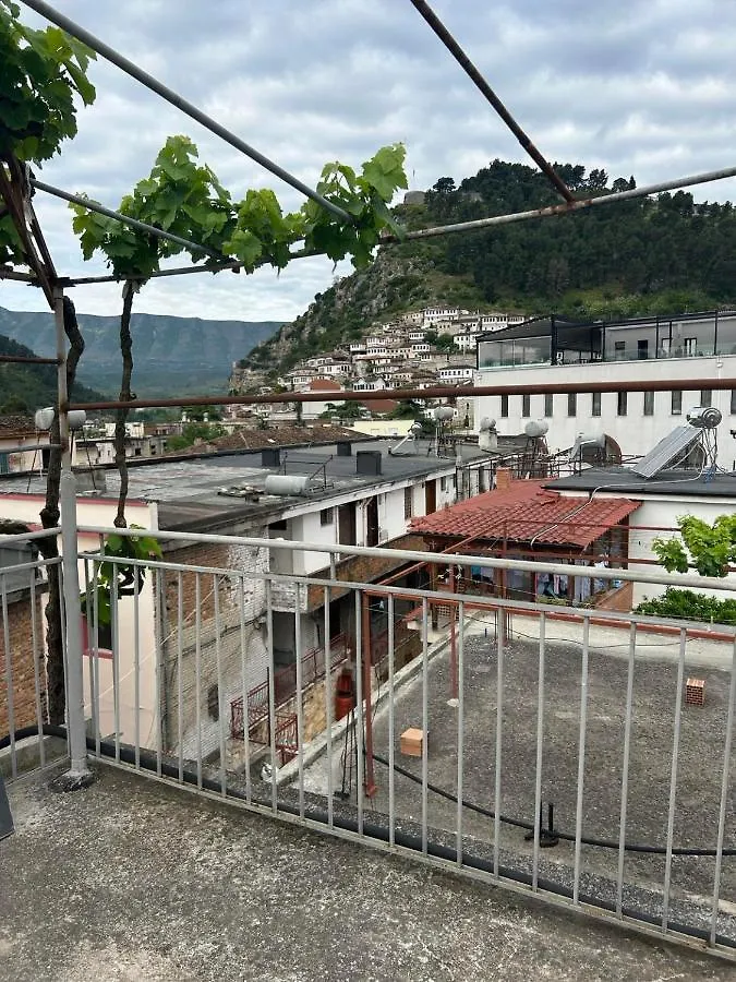 Flat In Berat'S Center Διαμέρισμα Δωμάτια σε οικογενειακή κατοικία